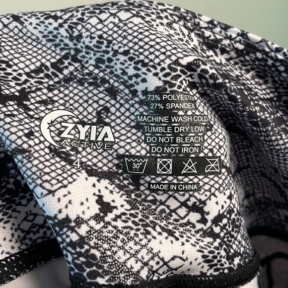 EUC Zyia Active Cobra Metallic Light n Tight Capri Legging Size 4 / Small - Picture 10 of 10